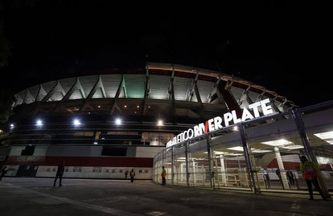 Das bild zeigt Außenansichten eines Stadions im EA FC 26 Karrieremodus